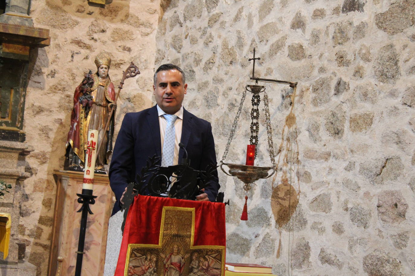 San Esteban de la Sierra luce con esplendor en el día del Cristo