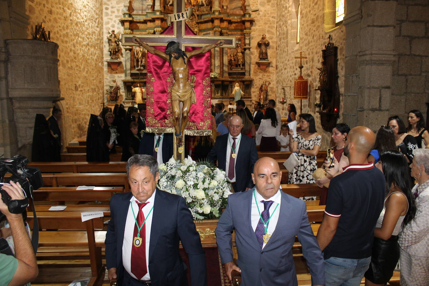 San Esteban de la Sierra luce con esplendor en el día del Cristo
