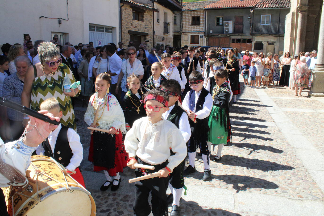 San Esteban de la Sierra luce con esplendor en el día del Cristo