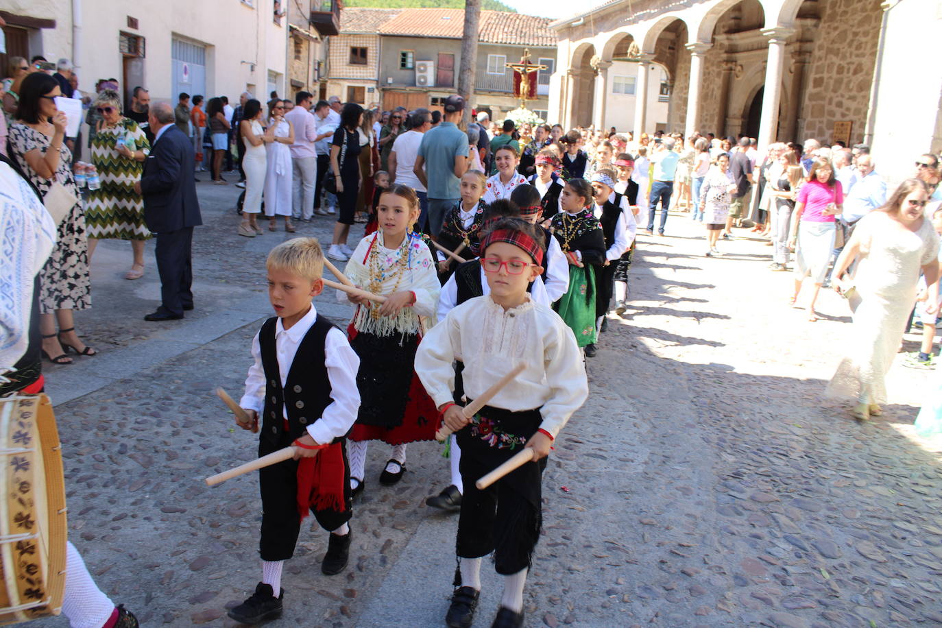 San Esteban de la Sierra luce con esplendor en el día del Cristo