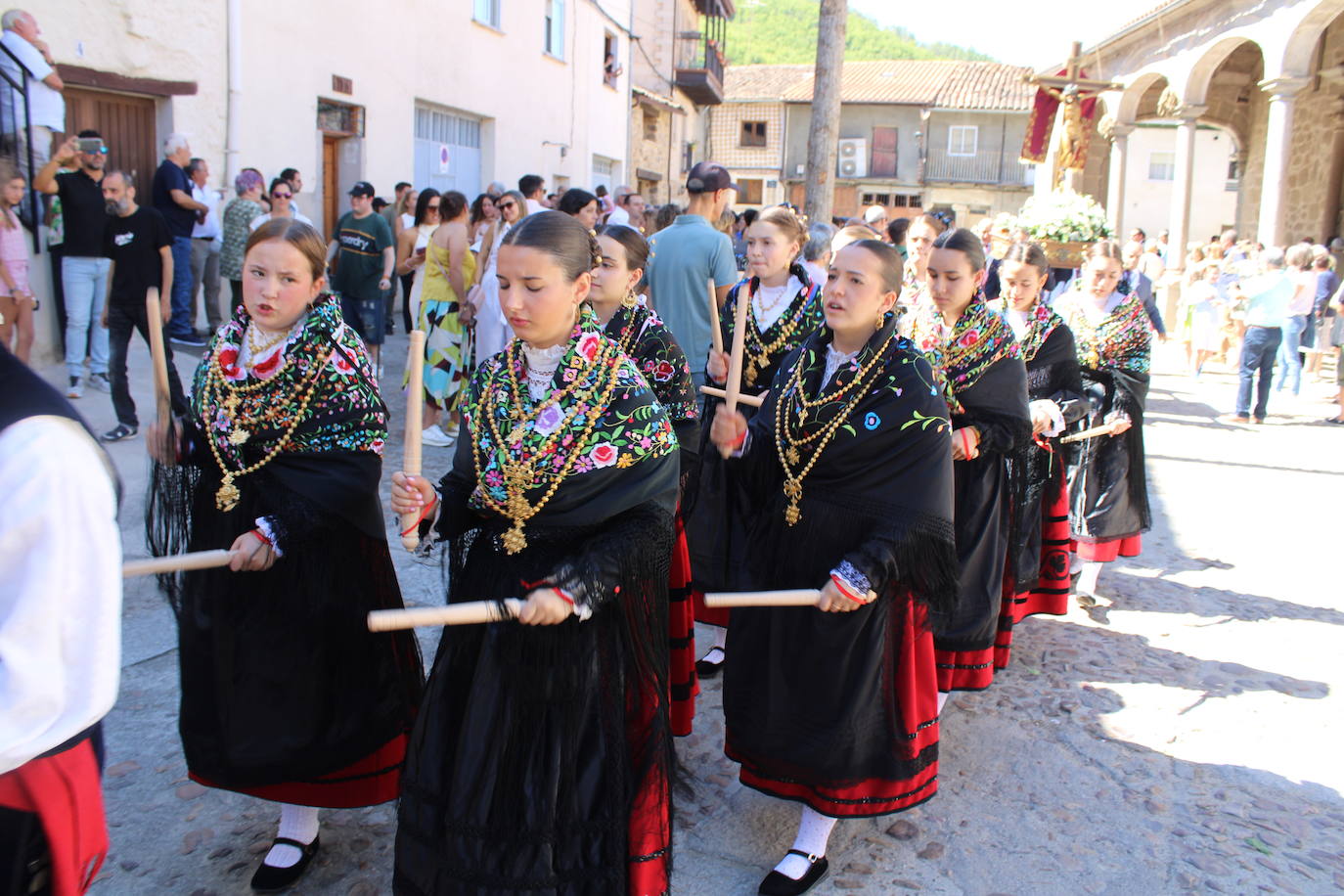 San Esteban de la Sierra luce con esplendor en el día del Cristo