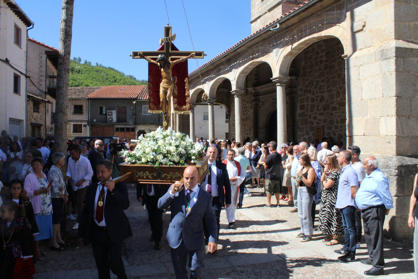 San Esteban de la Sierra luce con esplendor en el día del Cristo