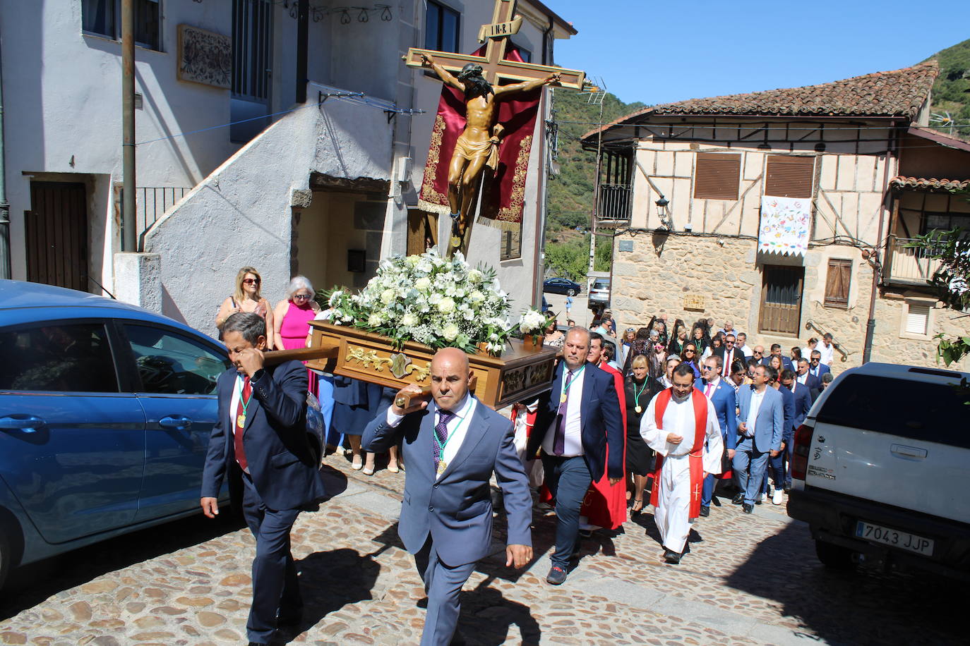 San Esteban de la Sierra luce con esplendor en el día del Cristo
