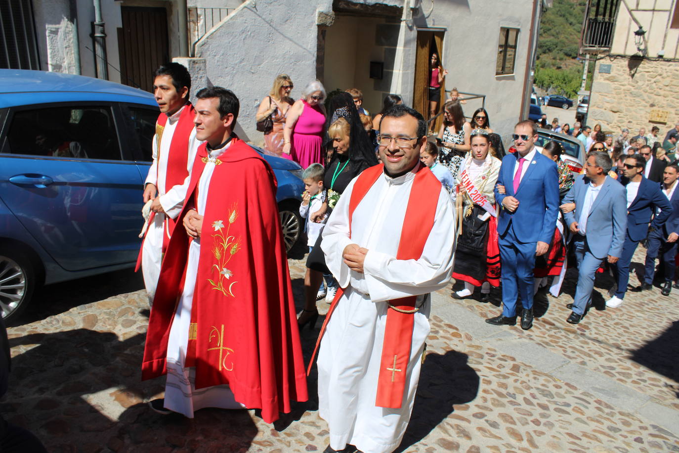 San Esteban de la Sierra luce con esplendor en el día del Cristo
