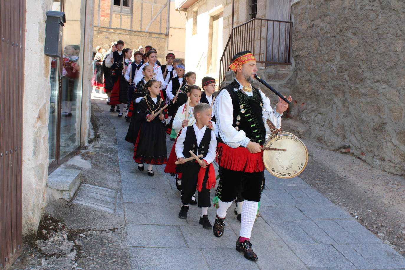 San Esteban de la Sierra luce con esplendor en el día del Cristo