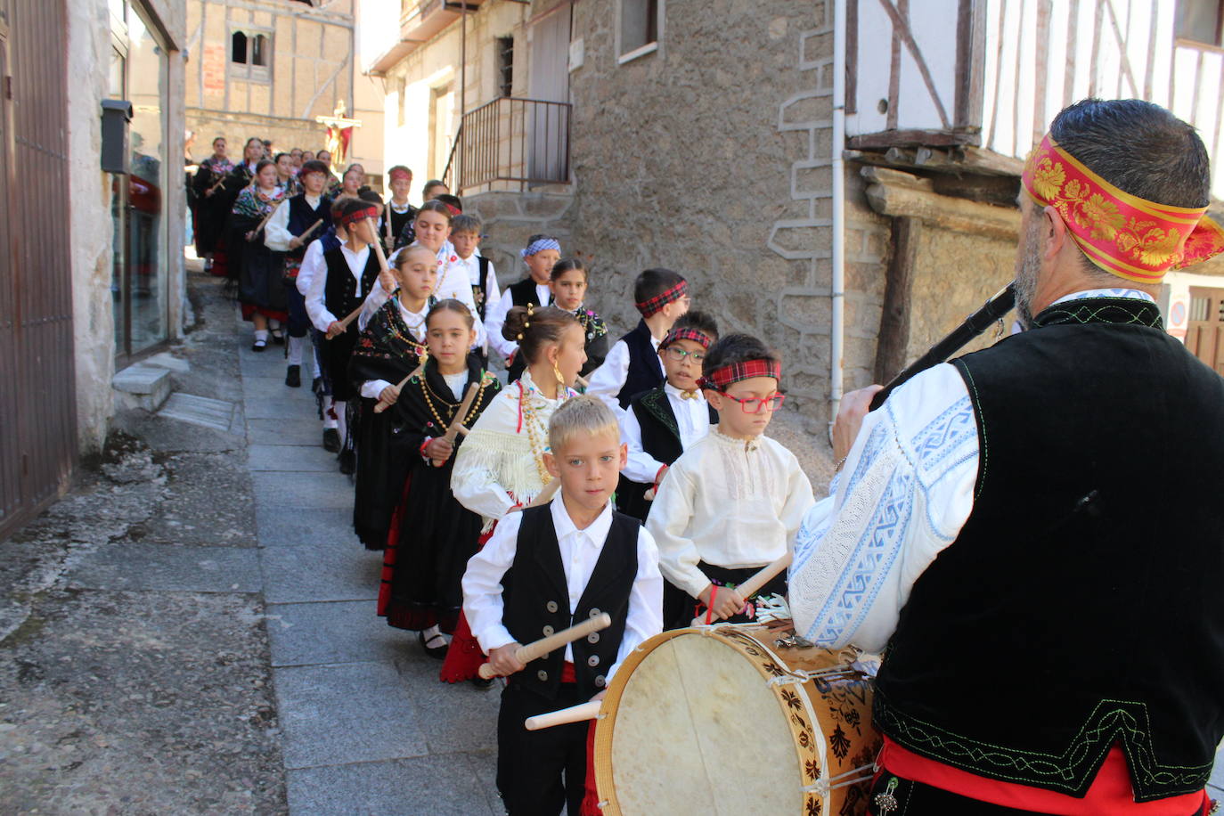 San Esteban de la Sierra luce con esplendor en el día del Cristo