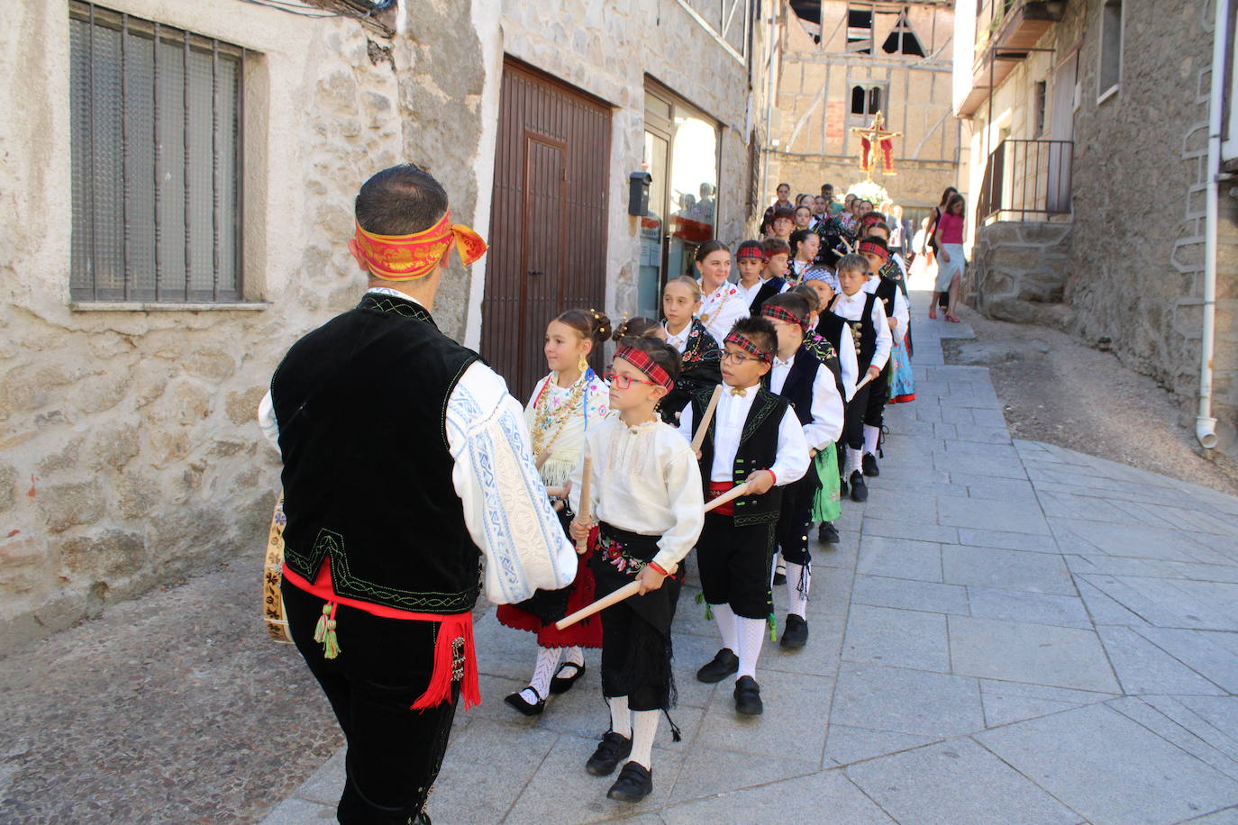 San Esteban de la Sierra luce con esplendor en el día del Cristo
