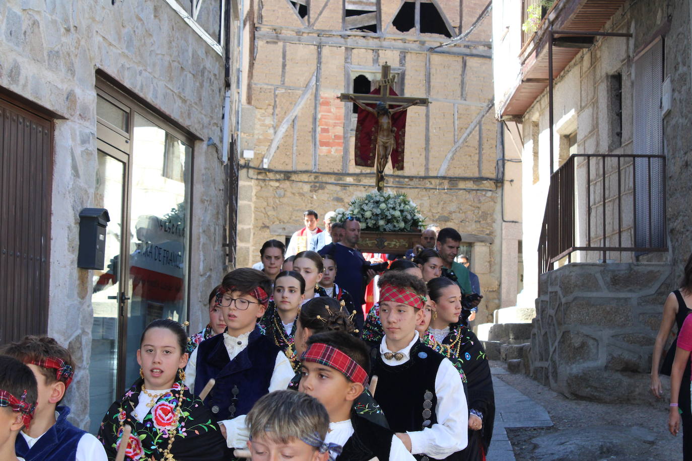 San Esteban de la Sierra luce con esplendor en el día del Cristo
