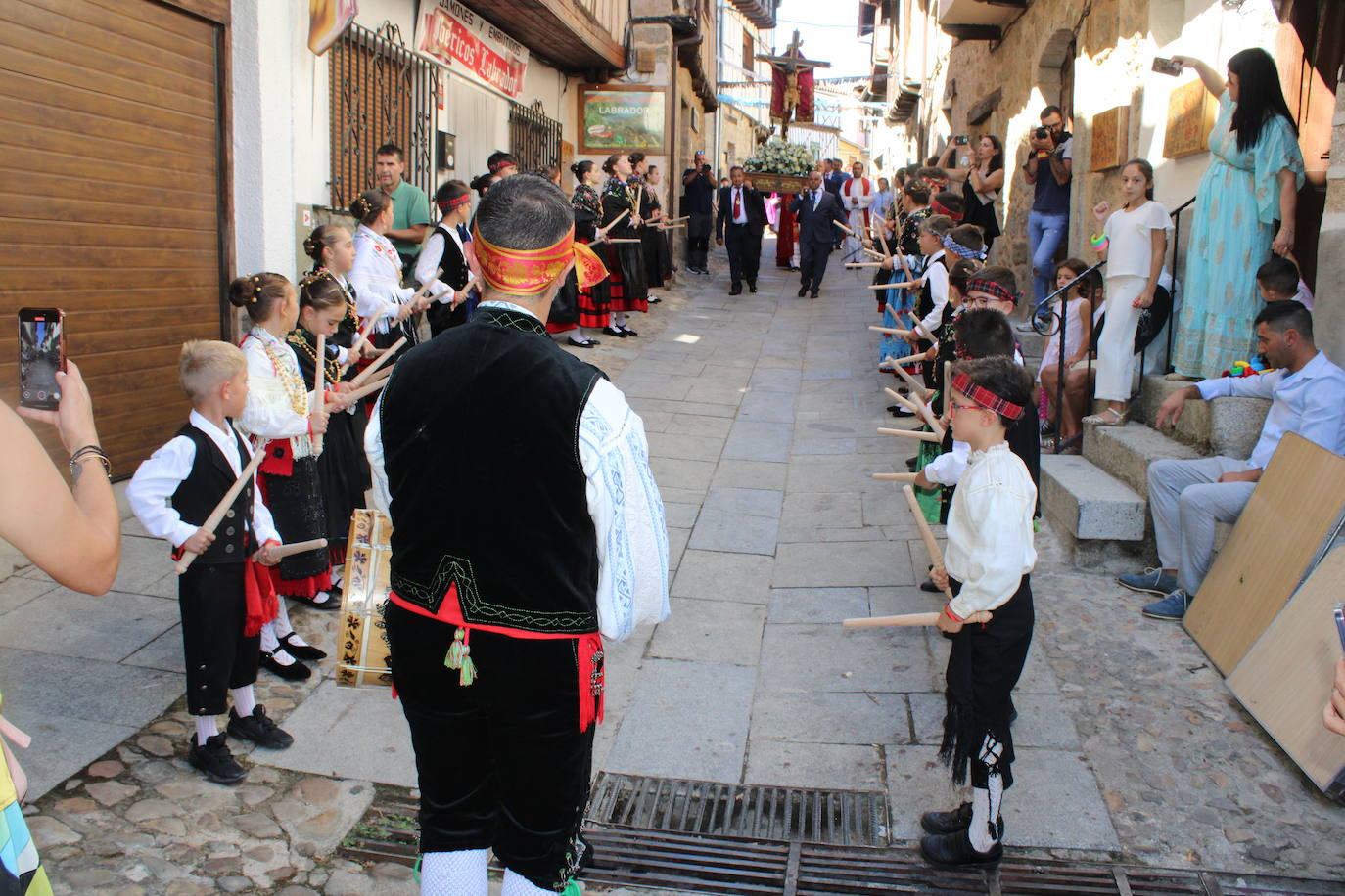 San Esteban de la Sierra luce con esplendor en el día del Cristo