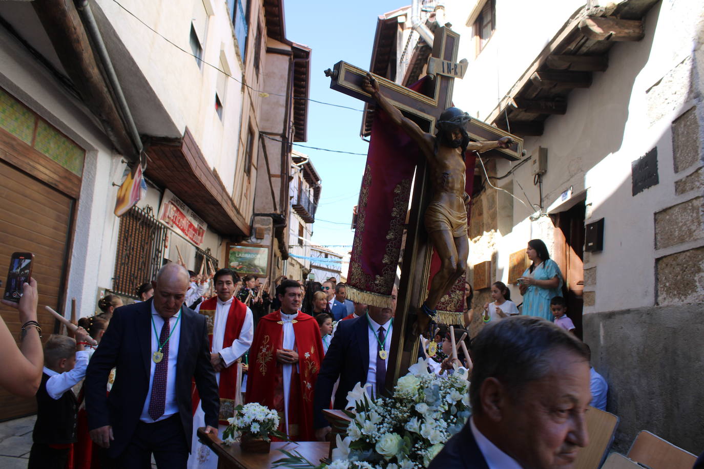 San Esteban de la Sierra luce con esplendor en el día del Cristo
