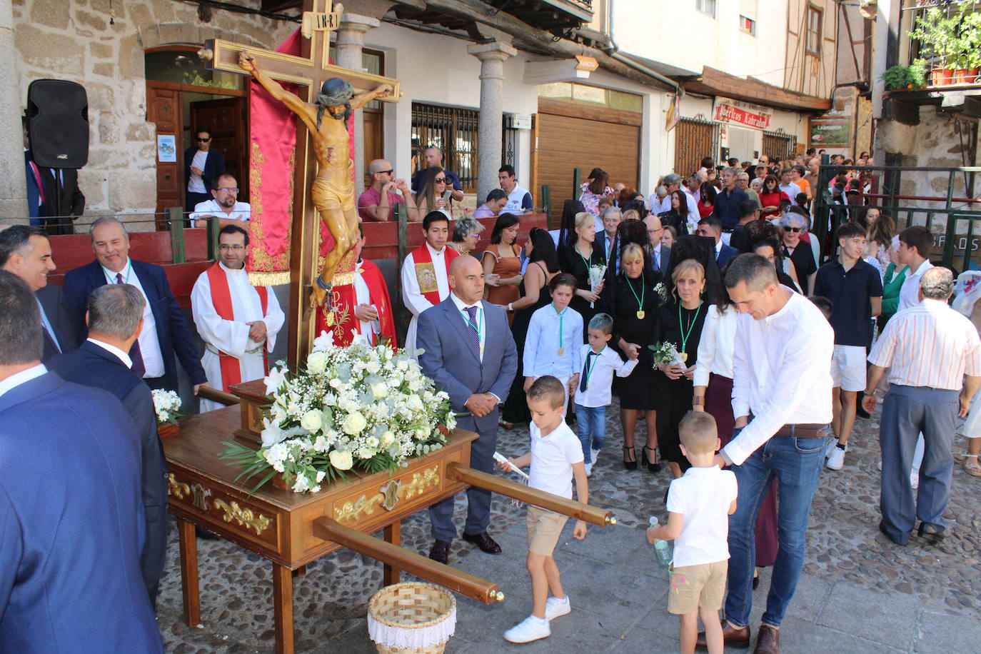San Esteban de la Sierra luce con esplendor en el día del Cristo