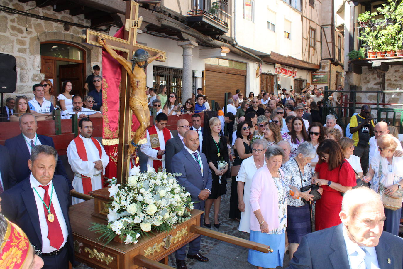 San Esteban de la Sierra luce con esplendor en el día del Cristo