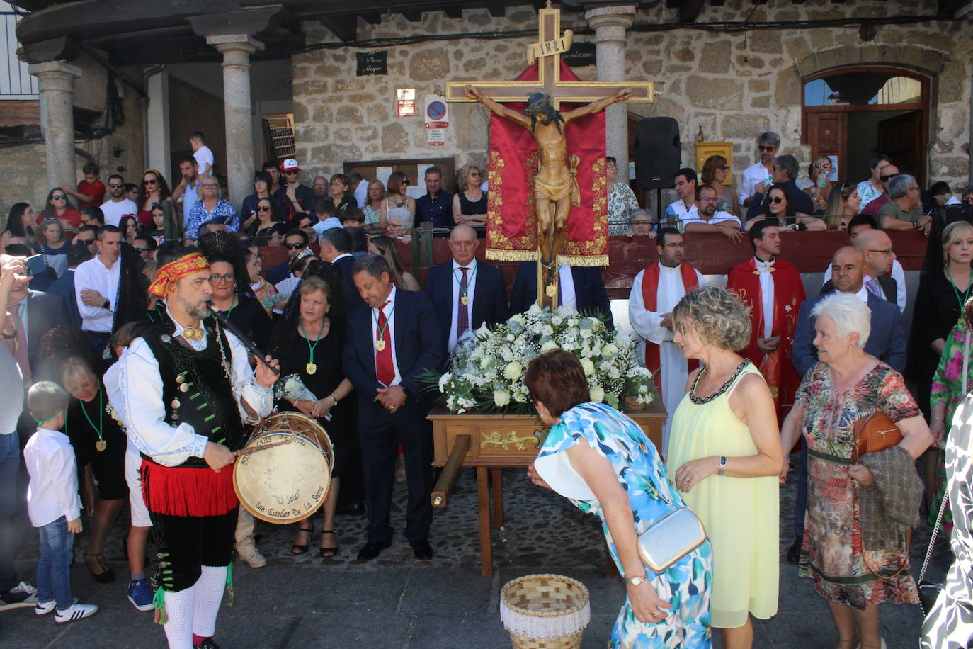 San Esteban de la Sierra luce con esplendor en el día del Cristo