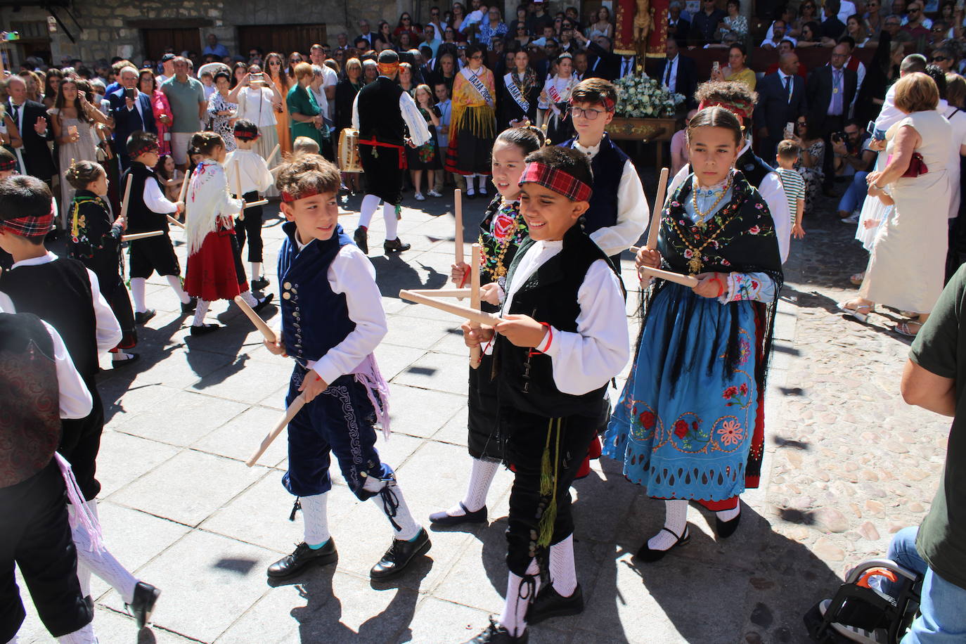 San Esteban de la Sierra luce con esplendor en el día del Cristo