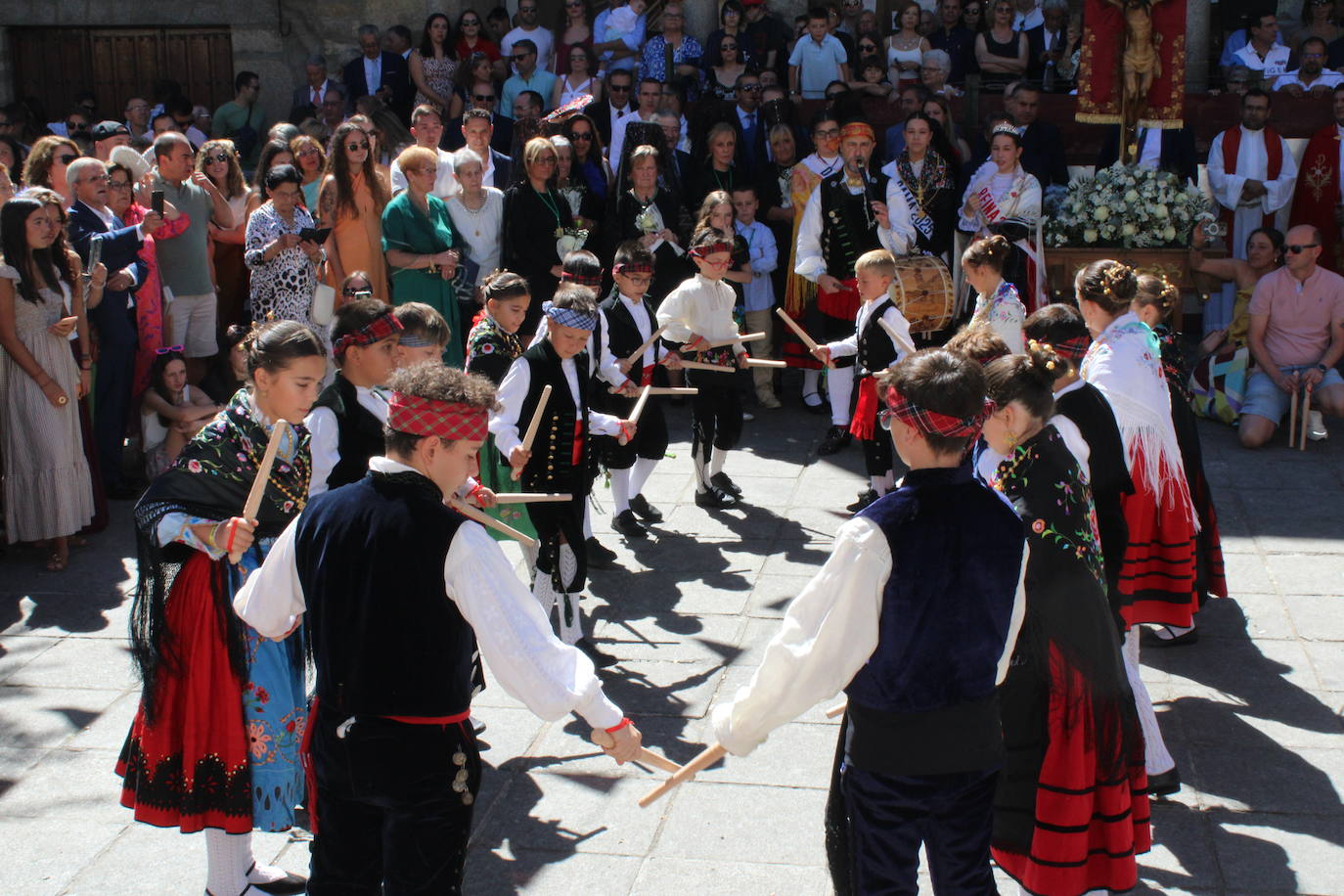 San Esteban de la Sierra luce con esplendor en el día del Cristo