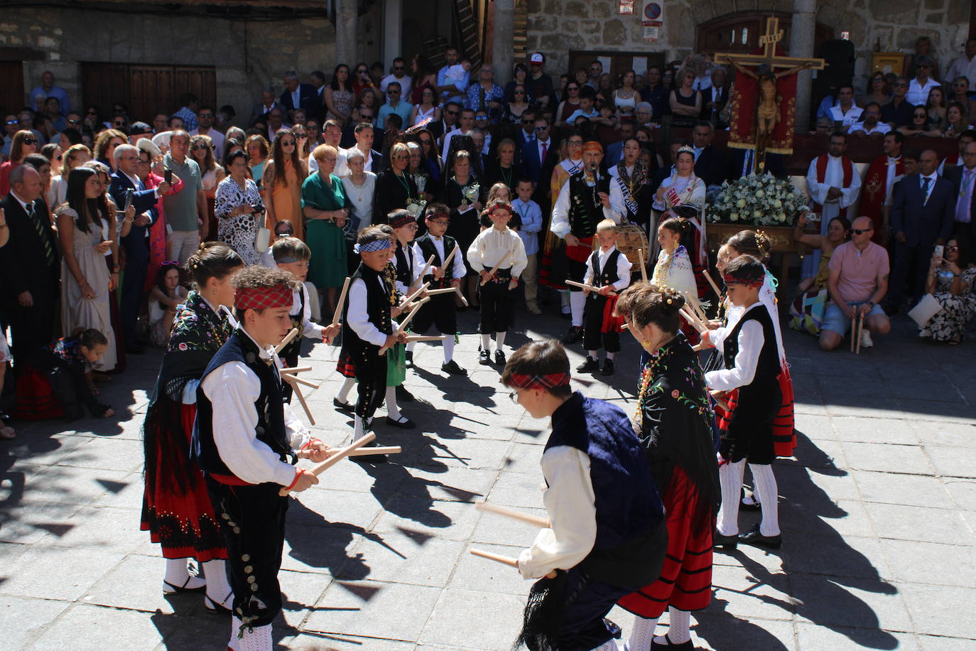 San Esteban de la Sierra luce con esplendor en el día del Cristo