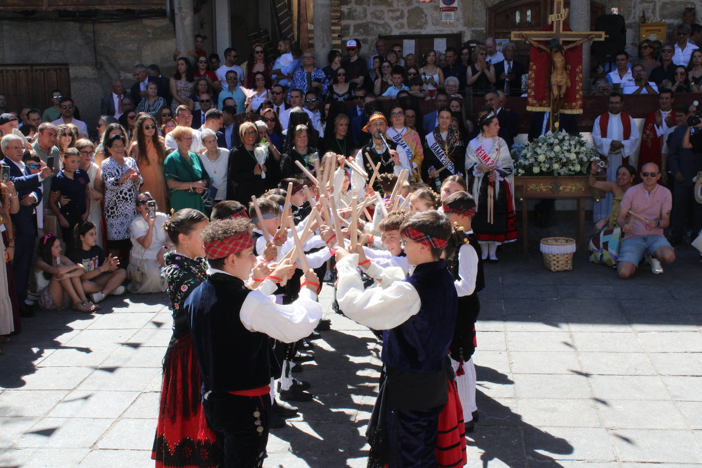 San Esteban de la Sierra luce con esplendor en el día del Cristo