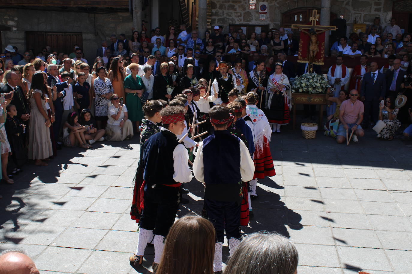 San Esteban de la Sierra luce con esplendor en el día del Cristo
