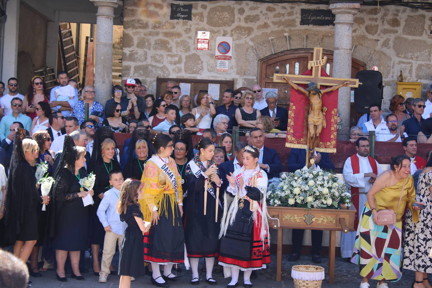 San Esteban de la Sierra luce con esplendor en el día del Cristo