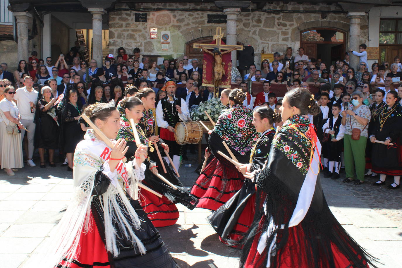San Esteban de la Sierra luce con esplendor en el día del Cristo