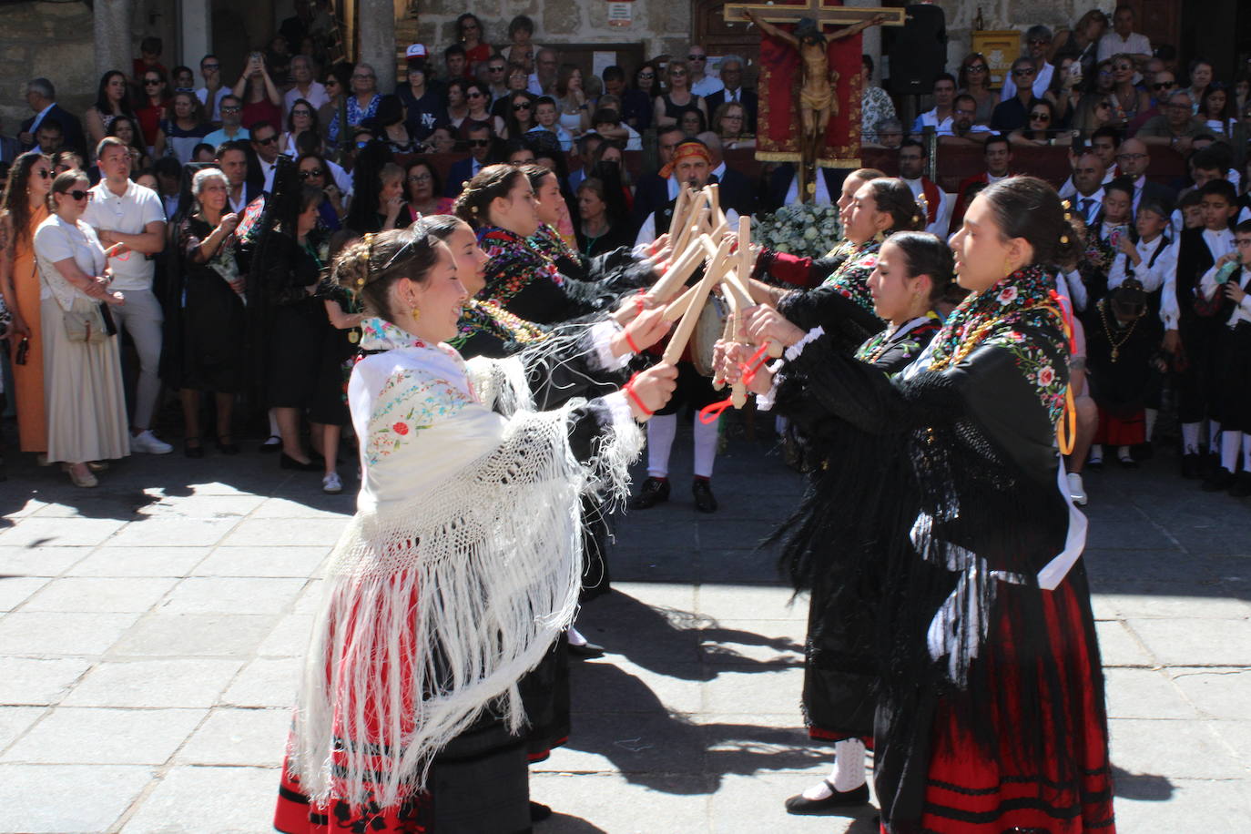 San Esteban de la Sierra luce con esplendor en el día del Cristo