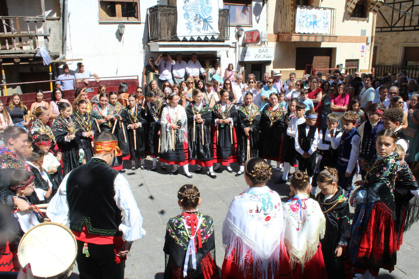 San Esteban de la Sierra luce con esplendor en el día del Cristo