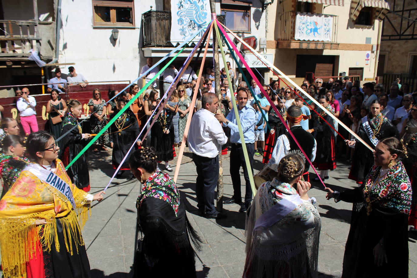 San Esteban de la Sierra luce con esplendor en el día del Cristo