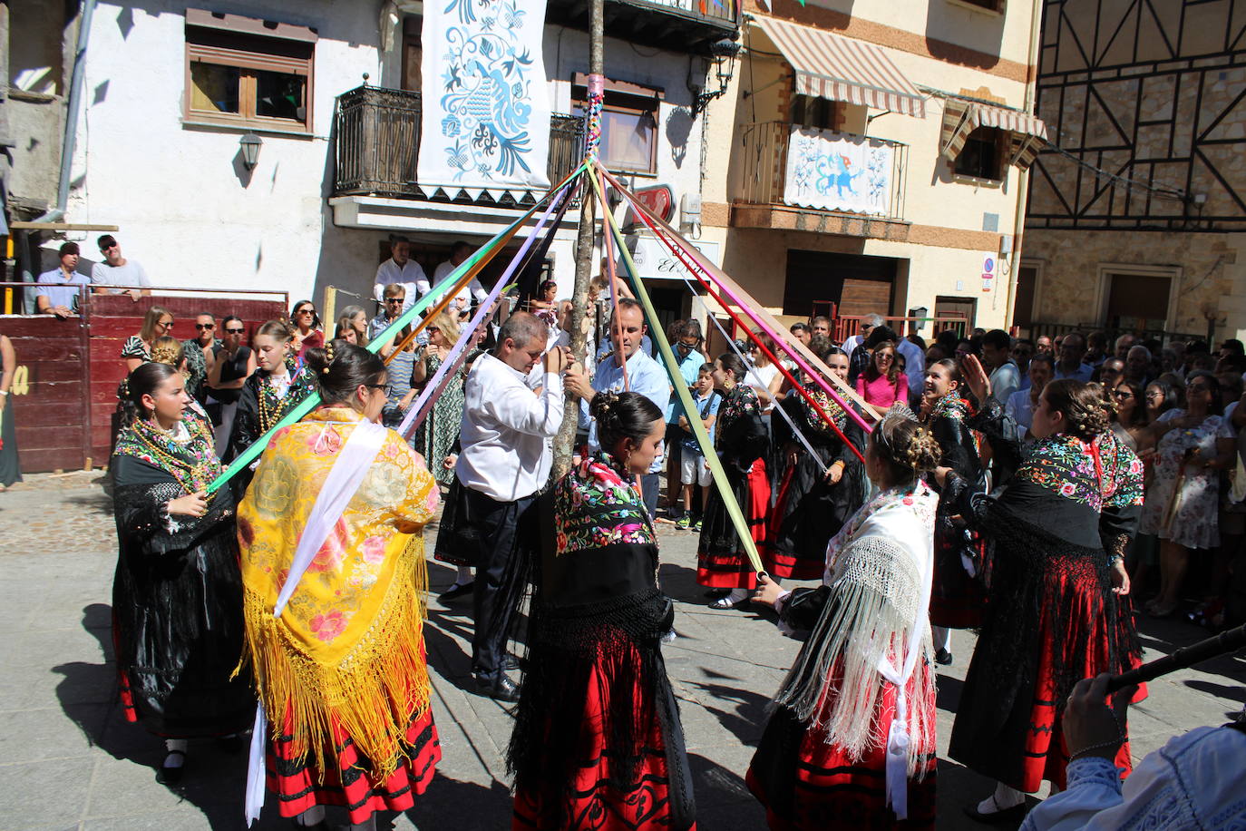 San Esteban de la Sierra luce con esplendor en el día del Cristo