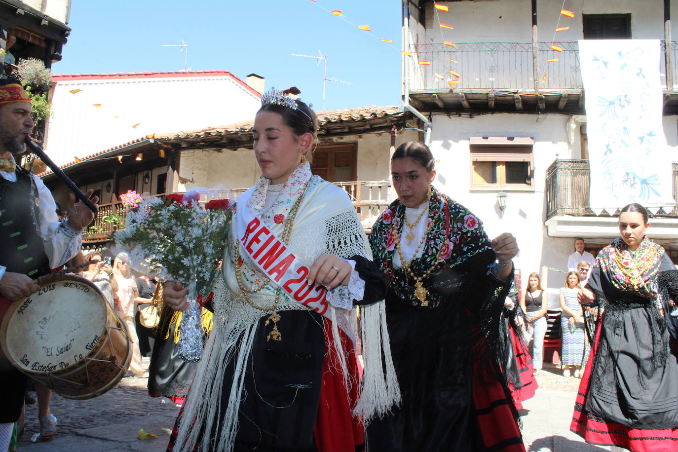 San Esteban de la Sierra luce con esplendor en el día del Cristo