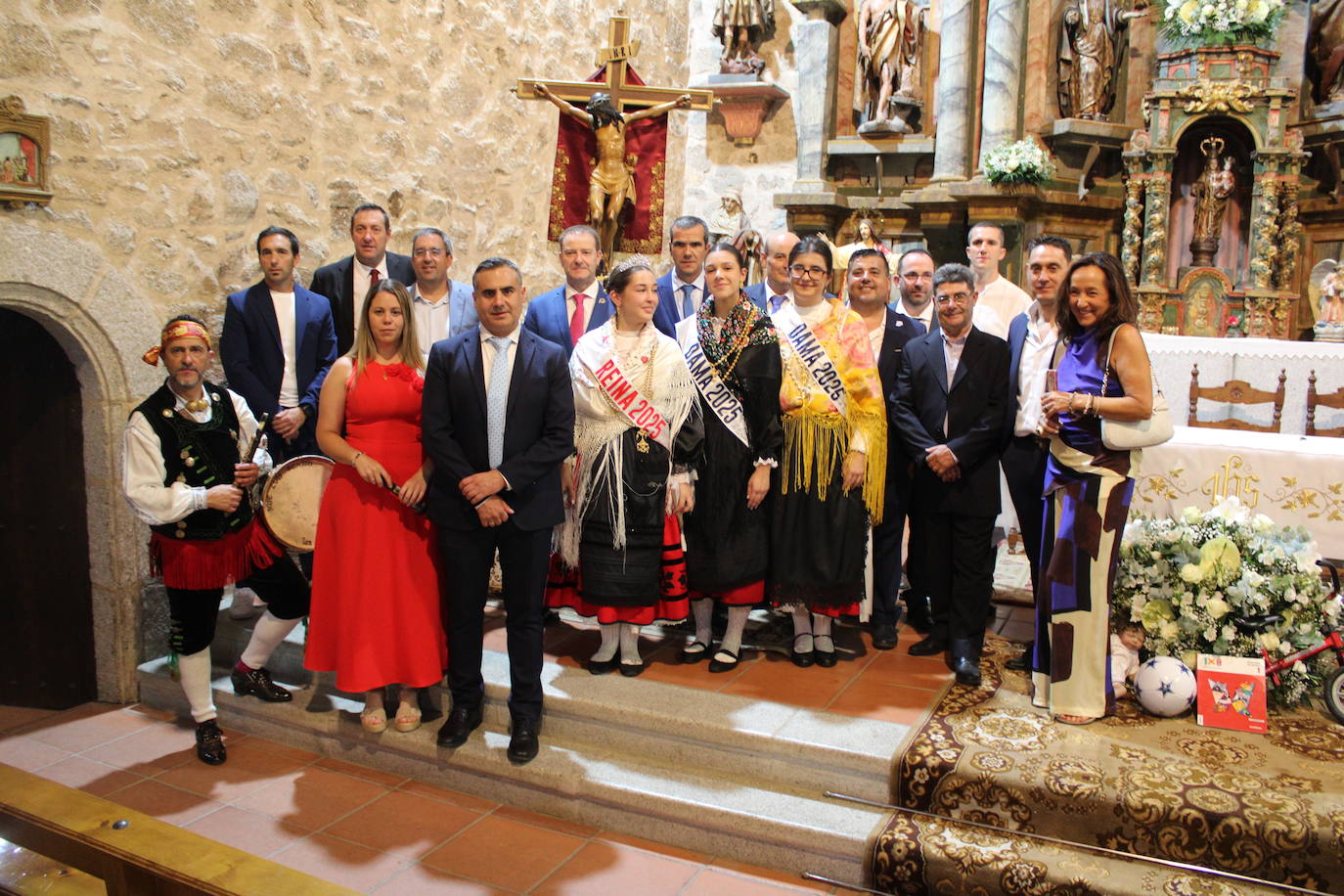 San Esteban de la Sierra luce con esplendor en el día del Cristo