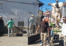 Llegada a la iglesia tras la procesión con la imagen del Cristo