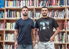 Guzmán García, graduado en Sociología, y Manuel de Castro, estudiante de doble grado de Información y Documentación y en Historia, en Juzbado.