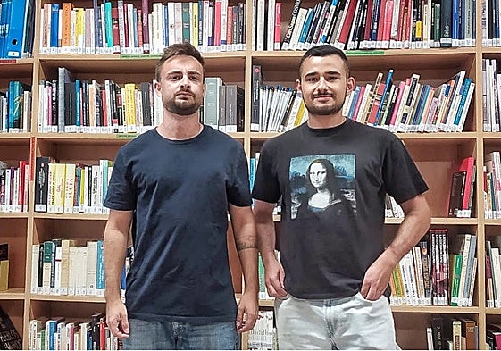 Guzmán García, graduado en Sociología, y Manuel de Castro, estudiante de doble grado de Información y Documentación y en Historia, en Juzbado.