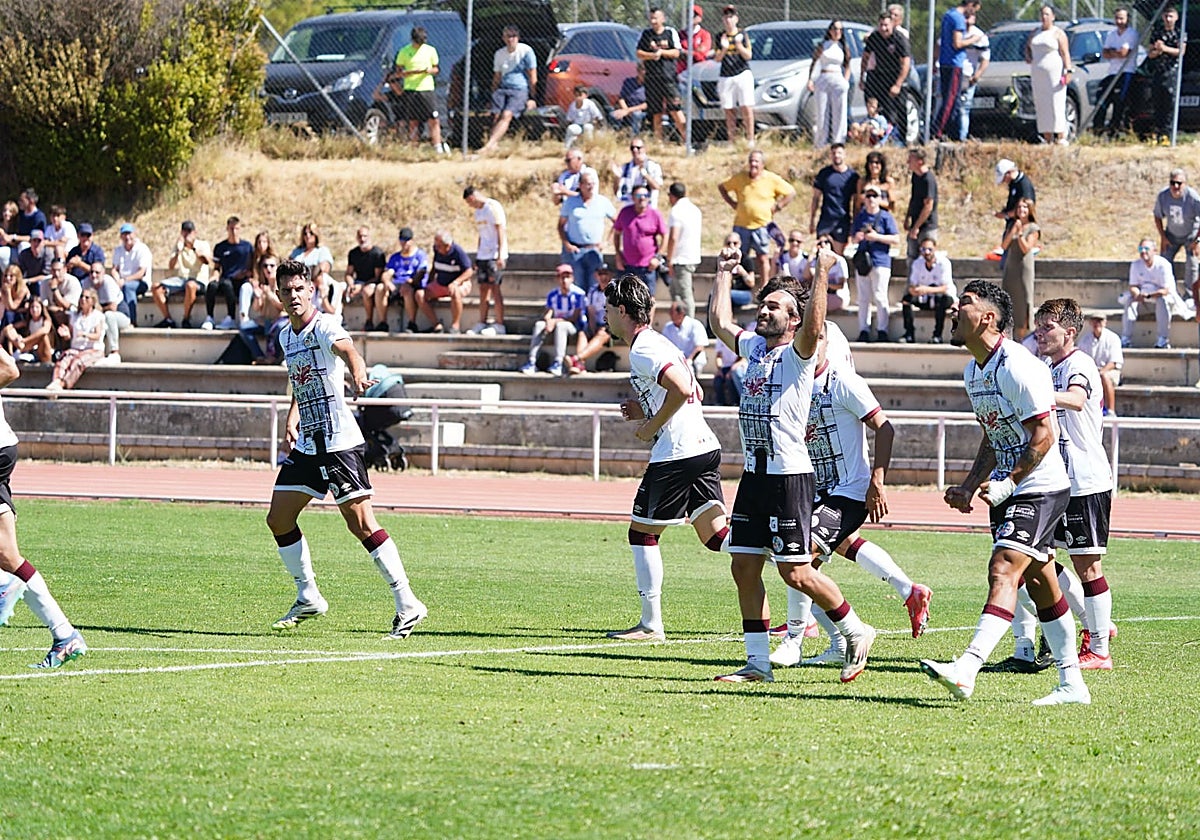 Celebración del primer gol de Servetti.