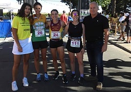 Las integrantes del podio femenino posan al término de la carrera