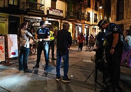 Control de la Policía Local en la Plaza Mayor.
