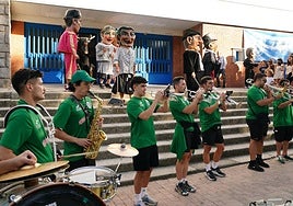 La charanga realiza uno de sus pasacalles con salida en La Alamedilla.
