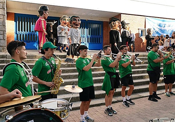 La charanga realiza uno de sus pasacalles con salida en La Alamedilla.