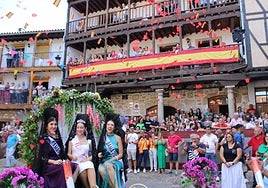 Entrada de la cortes de honor a la Plaza en su carroza