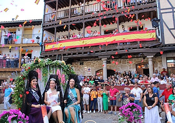 Entrada de la cortes de honor a la Plaza en su carroza