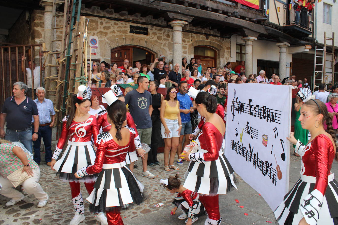 San Esteban de la Sierra disfruta con el toro
