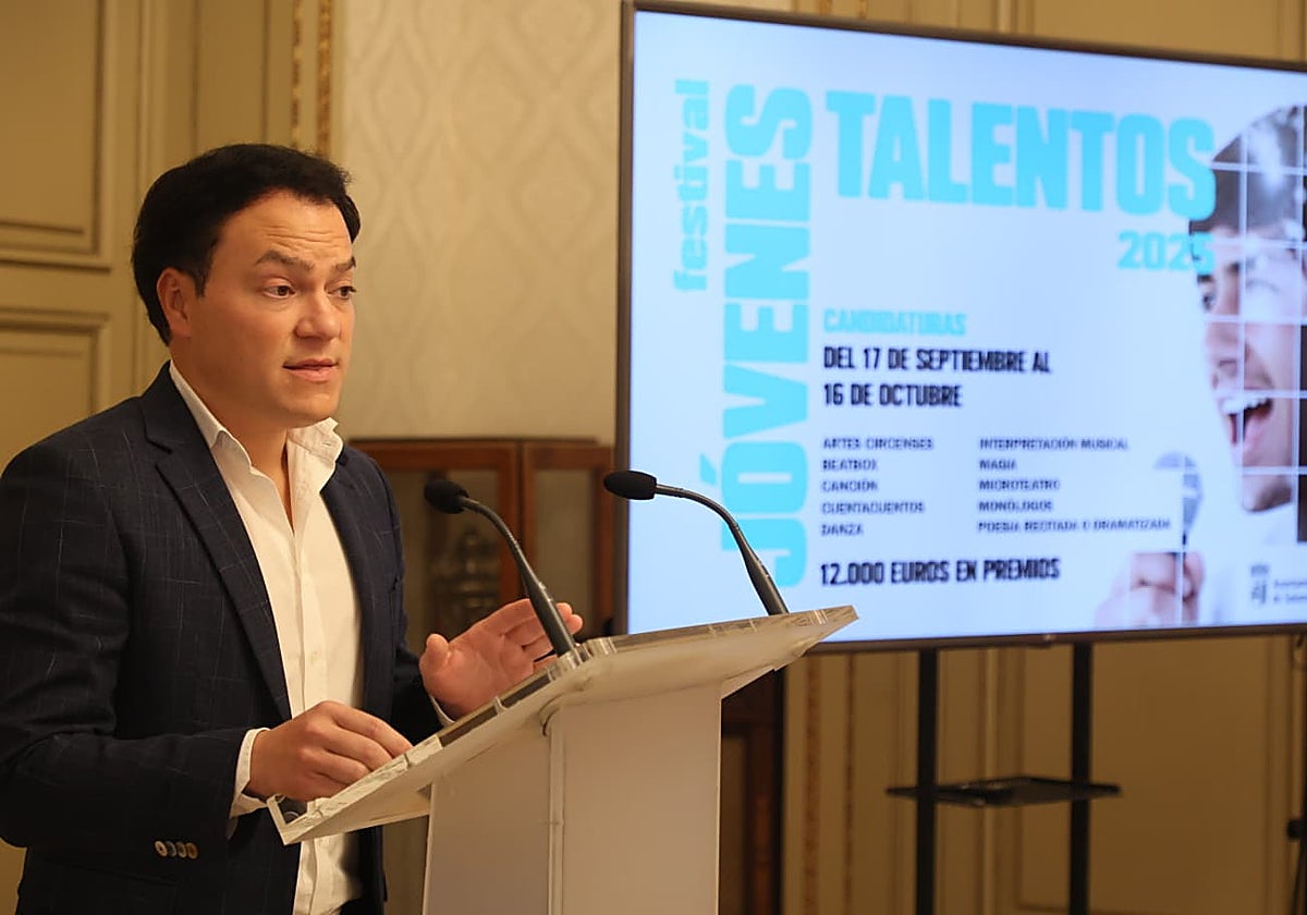 El concejal de Juventud, Pedro Martínez en la presentación de la VIII edición del Festival Jóvenes Talentos.