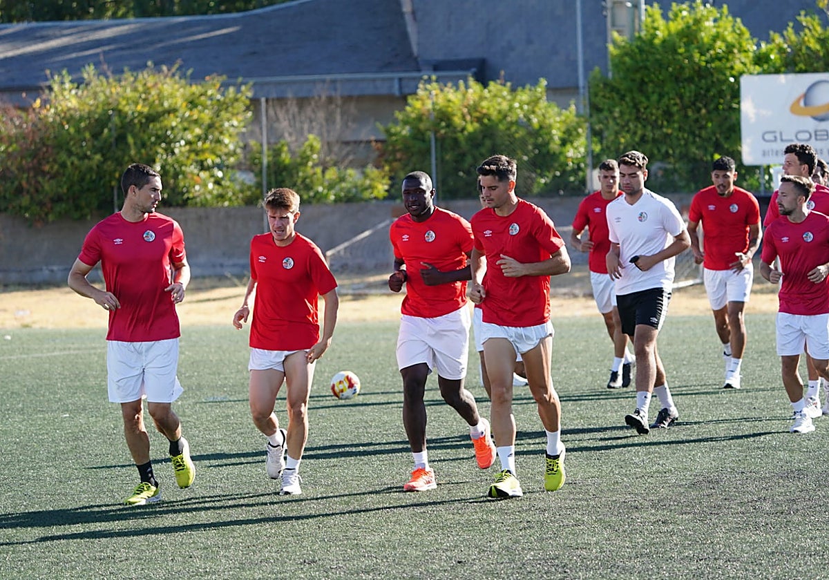 Los titulares el domingo, haciendo carrera continua en el primer entrenamiento de la semana.