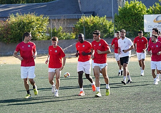 Los titulares el domingo, haciendo carrera continua en el primer entrenamiento de la semana.