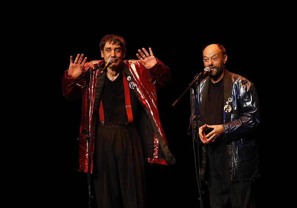 Javier Cansado (der.) junto a Faemino en uno de sus shows en Salamanca.