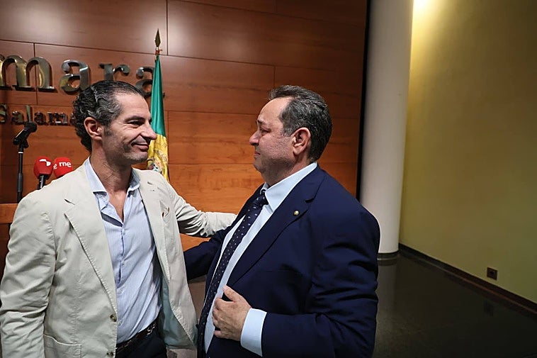 Emilio Checa junto a Benjamín Crespo visiblemente emocionado.