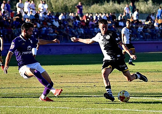 Jota busca la portería del Guadalajara con un disparo en la frontal.