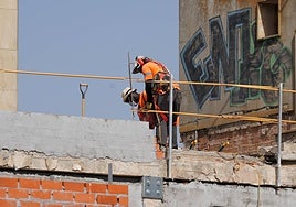 Dos trabajadores en una obra.