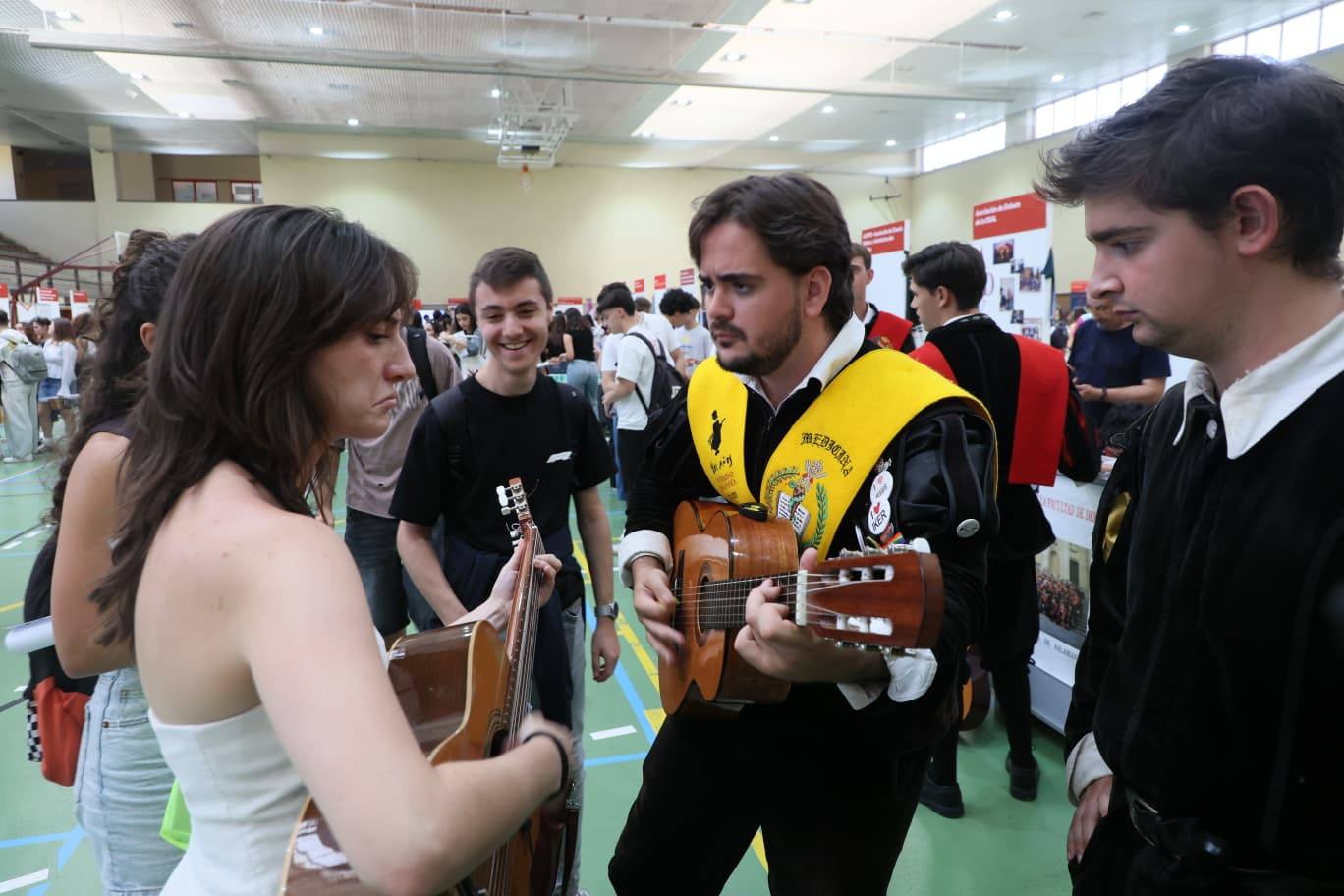 Pistoletazo de salida al curso: gran ambiente en la Feria de Bienvenida de la Universidad