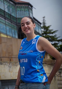 Imagen - Iyana Martín, con la nueva camiseta.